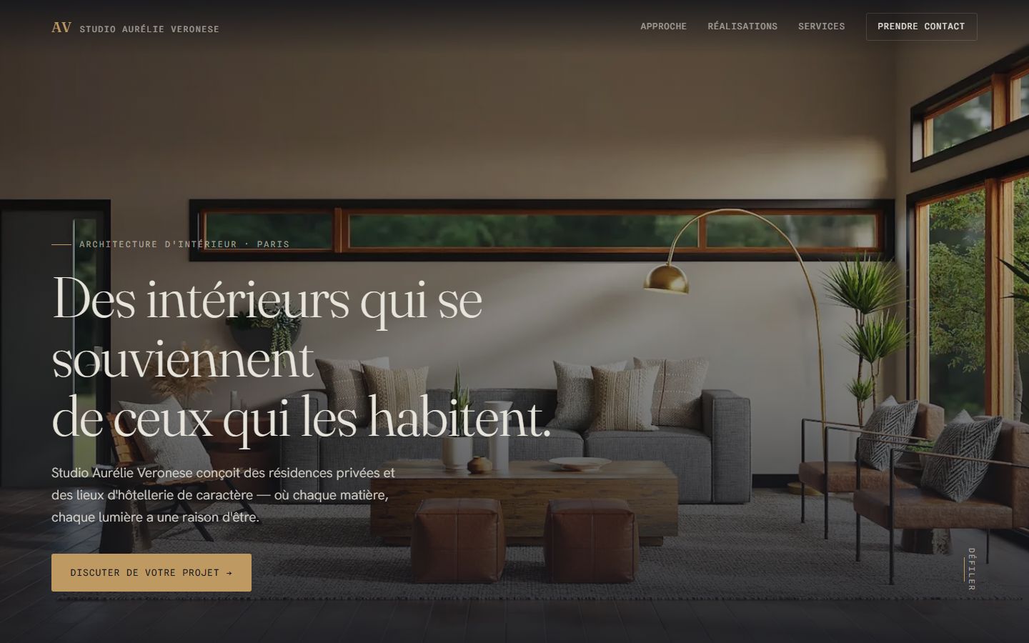 Capture du portfolio d'architecte d'intérieur : galerie plein écran avec photo d'un intérieur feutré et titre éditorial.